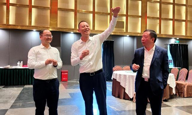 禮贊勞動者——天馬玻璃隆重舉行2021 年勞動競賽、專利獲得者表彰大會(圖1)